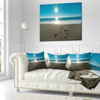 Designart Blue Sea és lábnyomok homokban - Seascape Dobás párna - 16x16