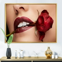 Designart 'Lány, vörös rúzsú lány, aki rózsa tartja a szájban' Modern keretes vászon fal art nyomat