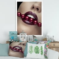 Designart 'Girl Bitting piros ajkakkal, piros gyöngyökkel' Modern keretes művészeti nyomtatás